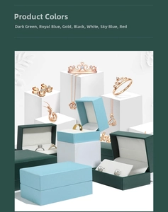 Detailansicht eleganter Schmuckschatullen mit Schwanenhalskette und Ringen im Set