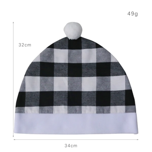 Détail du bonnet de Noël à carreaux avec dimensions 32x34cm et pompon blanc moelleux
