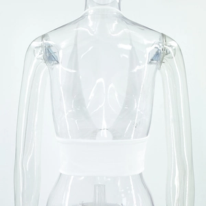 Vue arrière d'un haut bandeau court blanc sur mannequin montrant le tissu élastique