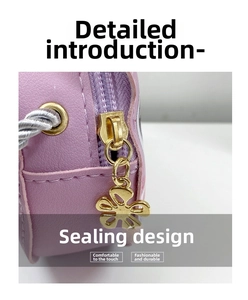Détail de la fermeture éclair fleur dorée et coutures sur un sac en similicuir violet