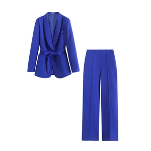 Tailleur pantalon femme bleu roi style Y2K avec veste ceinturée et pantalon droit