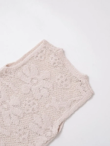 Detaillierte Nahaufnahme von hellbeigem Strickstoff mit flauschiger Bouclé-Textur am Kragen