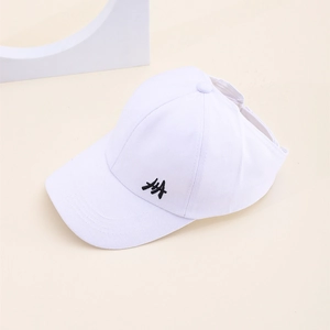 Détail de la visière en coton blanc avec broderie LA noire et design ouvert au sommet