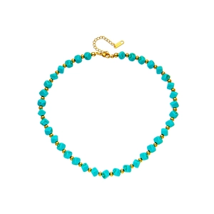Collana vintage di perline turchesi con accenti dorati su uno sfondo bianco pulito