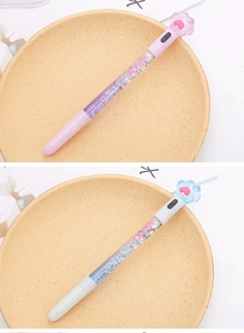 Détail de stylos à sable mouvant patte de chat rose et bleu avec paillettes et sequins