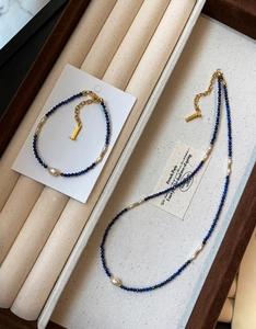 Gros plan détaillé de perles de lapis-lazuli bleues et de perles d'eau douce