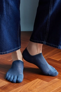 Men's mesh toe socks in navy blue, low cut breathable five-finger style on wood floor