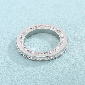 Vue rapprochée d'une bague en acier titane argenté avec deux rangées de cristaux