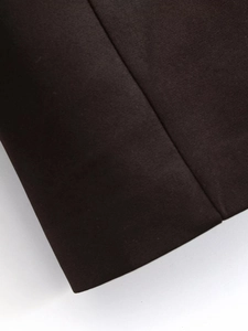 Detaillierte Nahaufnahme der Textur und Webart des dunkelbraunen Blazers aus Webstoff