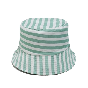 Détails du tissu en coton à rayures vertes et blanches et des coutures d'un bob de soleil