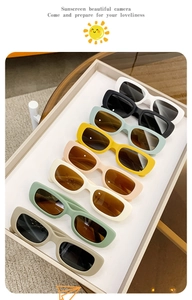 Vue à plat de lunettes de soleil carrées tendance pour enfants en huit couleurs assorties