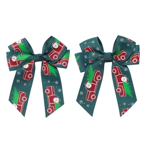 Détail de nœuds de Noël avec motifs verts du Père Noël et des arbres de fête