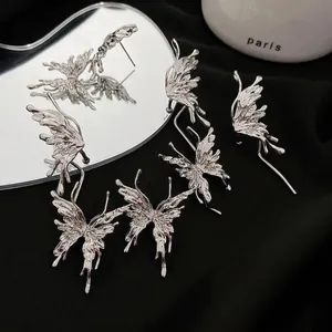 Boucles d'oreilles papillon en métal liquide argenté avec strass sur satin noir