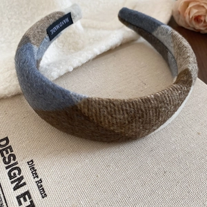 Dettaglio del cerchietto imbottito con tessuto a maglia e design patchwork alla moda