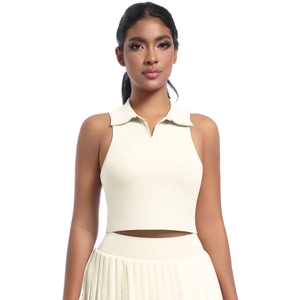Détail d'un ensemble beige polo sans manches et jupe plissée de tennis pour femmes