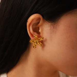 Boucles d'oreilles tournesol élégantes plaquées or 18 carats avec motif fleur à cinq pétales