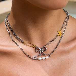 Collana a doppio strato in acciaio inossidabile con perle e ciondoli a stella e fiocco