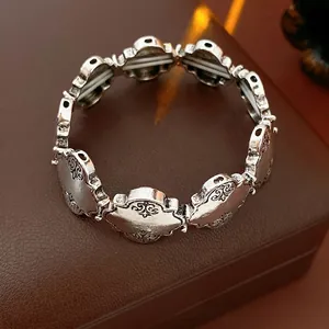 Bracelet vintage en argent avec gravure florale et finition mate sur coffret en cuir