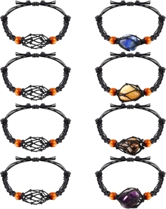 Dettaglio di bracciali in corda intrecciata regolabili con gabbie a rete e pietre grezze