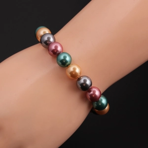 Elegante bracciale di perle multicolore con perle dorate, grigie, rosa e verdi
