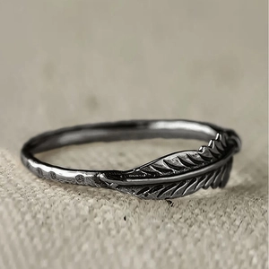 Gedetailleerde weergave van vintage verenzone ring met zirkonia en antiek zilver effect