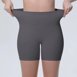 Gros plan du tissu extensible sans couture et taille haute du short de yoga gris foncé