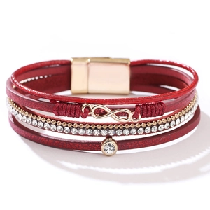 Bracciale multistrato in pelle rossa con ciondoli a cuore infinito e chiusura magnetica