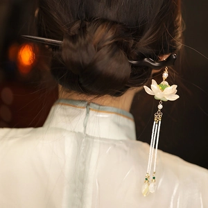 Dettaglio di un fermaglio per capelli a loto cinese vintage con nappe di perle e ciondolo