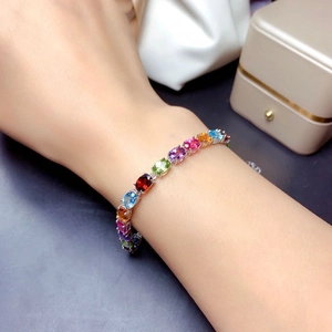 Bracciale tennis con pietre preziose ovali multicolori e montatura in argento a quattro griffe