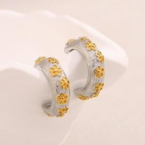 Boucles d'oreilles créoles en C bicolores avec fleurs dorées 18K en relief