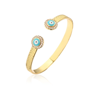 Nahaufnahme des 18K vergoldeten Evil Eye Armreifs mit blauem Emaille und Zirkonsteinen