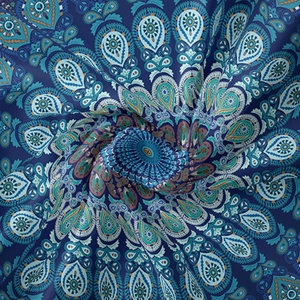 Vue détaillée du tissu de tapisserie mandala bohème montrant des motifs paisley et textures