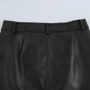 Dettaglio della vita della gonna in pelle PU nera con passanti e cuciture rifinite