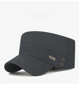Détail de l'emblème métallique Sports et des œillets d'aération sur la casquette grise