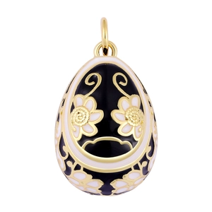 Dettaglio del ciondolo a uovo stile Fabergé con smalto floreale bianco e nero dorato