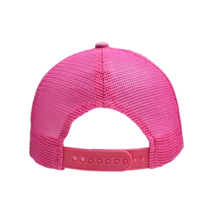 Detalle de la gorra de béisbol rosa con malla transpirable y cierre ajustable de presión