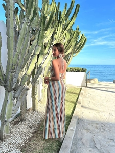 Robe longue bohème à motifs zigzag avec dos nu et licou dans un décor de vacances
