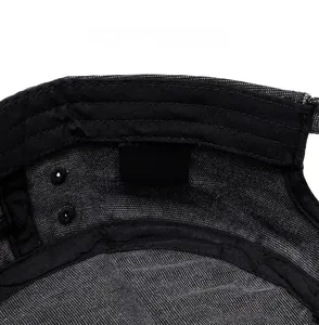 Vue détaillée de l'étiquette 100% coton et des coutures de la casquette plate délavée