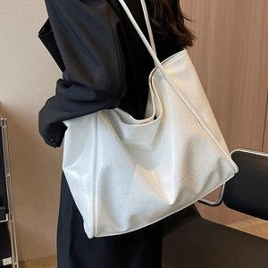 Grand sac cabas blanc texturé porté à l'épaule pour femme idéal pour le travail