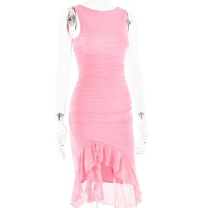 Vista dettagliata dell'abito rosa senza maniche con trama increspata e orlo a balze irregolare