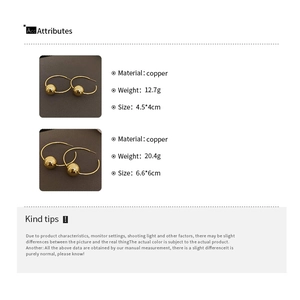 Orecchini a cerchio dorati con sfere metalliche con dettagli su dimensioni e peso