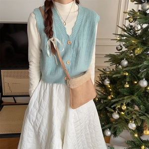 Tenue d'hiver avec gilet en maille bleue, jupe matelassée et sac peluche en daim brun