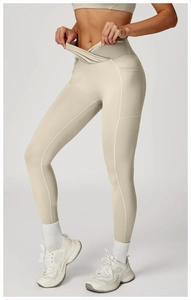 Détail du legging de yoga taille haute avec taille croisée et poches latérales beige
