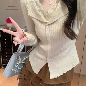 Details der hellbeigen Strickjacke mit Wellensaum und Knöpfen in Perlenoptik