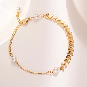 Bracelet élégant pour femme en acier titane avec feuilles dorées et perles blanches