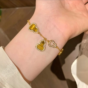 Détail du bracelet plaqué or 18 carats avec pendentifs wulu en oeil de tigre et cristaux