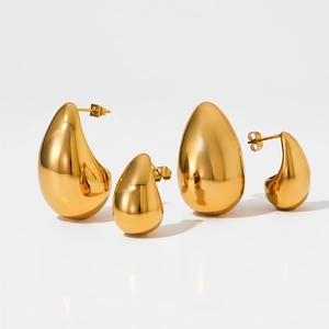 Vue détaillée des boucles d'oreilles goutte d'eau en acier plaqué or en deux tailles