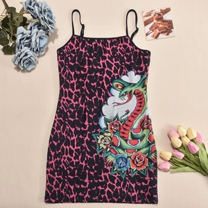 Dettaglio dell'abito leopardato con grafica di serpente verde e rosa rossa su tessuto mesh