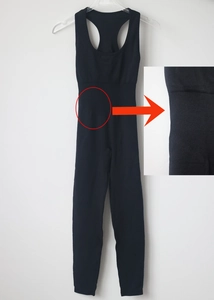Détail d'une combinaison de yoga noire sans couture avec dos croisé et tissu haute élasticité