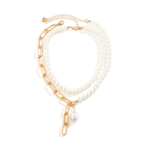 Baroque pearl necklace with chunky gold chain in a minimalist double-layered design